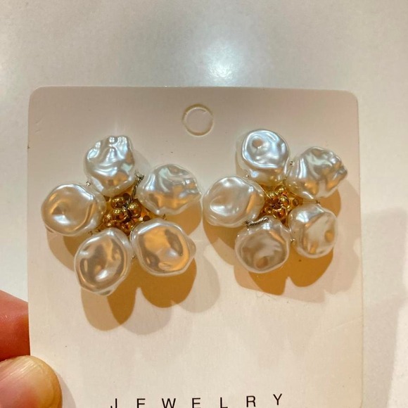 Imitation Baroque Pearl Flower Earrings – Gold Center imitation Petal Studs new - Picture 3 of 5